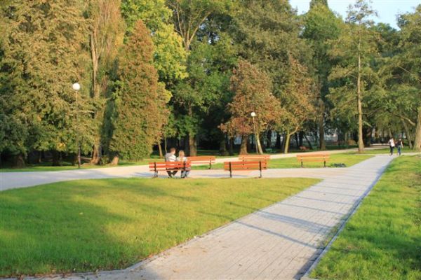 Park miejski ciągnący się wzdłuż j. Trzesiecko / Szczecinek