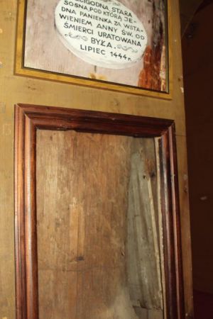 za ołtarzem sosna - ta, od której dzieje tej świątyni, tu zabezpieczona przez grubą taflę szyby przed obłupywaniem - przez wieki istniało też przekonanie pielgr