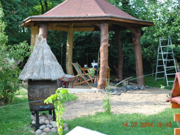 Nowo rozpoczęta budowa altany