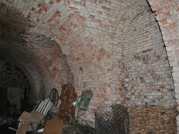 Jedna z dwoch zachownych piwnic straznicy krzyżackiej w Mołtajnach,można ją jeszcze uratować przed zniszczeniem. Powierzchnia tej piwnicy - ok.100 m.kw.wys.3-4