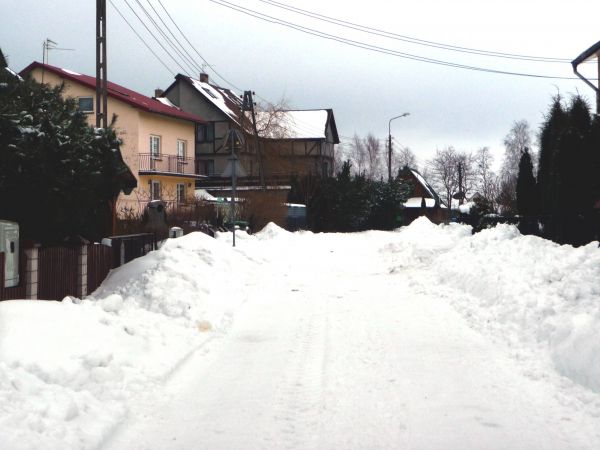 Zima w miejscowym wydaniu, po spacerze powrót do domowego ciepła.