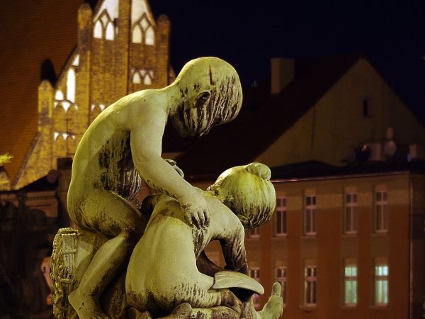 Bydgoszcz Stary Rynek - Kamienna Studzienka czyli fontanna zwieńczona rzeźbą "Dzieci bawiące się z gęsią".