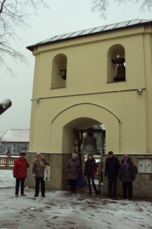 dzwonnica przykościelna dwukondygnacyjna, parawanowa, przepruta bramką, starannie odnowiona - zapraszamy do podziwiania podobnych w moich galeriach m.in. mm. Be