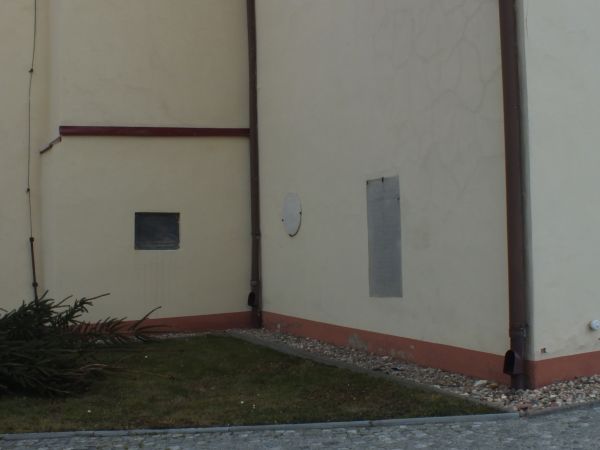 epitafia na ścianie kościoła