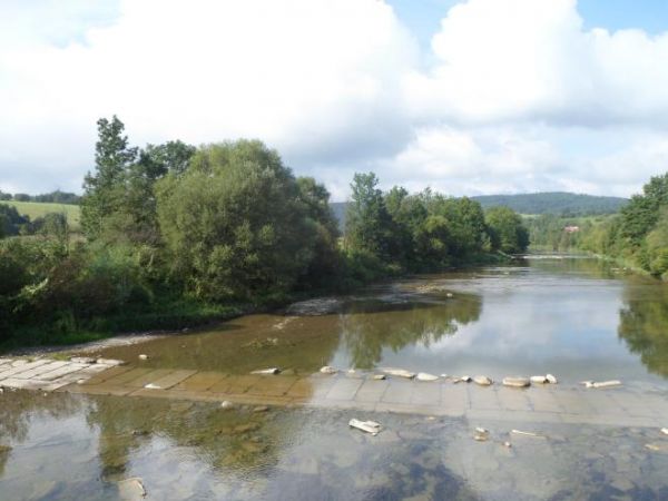 płyty betonowe, są ułożone w poprzek koryta rzeki co pozwala przy niskim  stanie wód przejeżdżać samochodami osobowymi i ciągnikami rolniczymi.