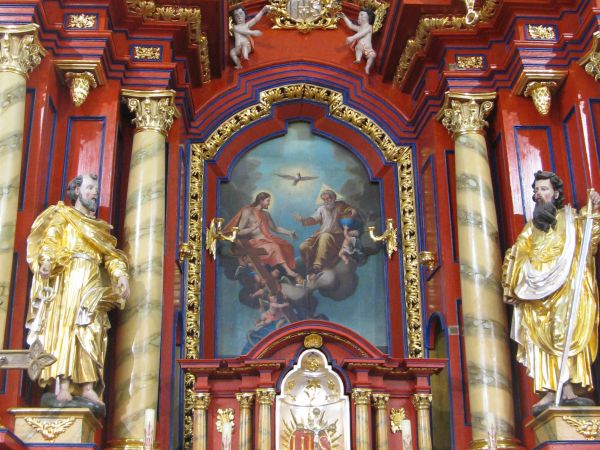 ołtarz główny kościoła - na zasuwie Trójca Święta, w zwieńczeniu św. Mikołaj, tabernakulum współczesne ołtarzowi, architektoniczne, z częścią środkową obrotową,