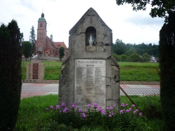 Budzów. Obelisk poświęcony ofiarom  wojny.
