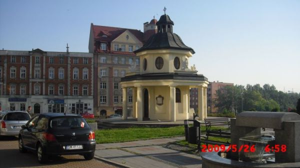 KAPLICZKA z OKRESU MIEDZYWOJENNEGO,PRZENIESIONA(PRZEBUDOWANA NA NOWE MIEJSCE