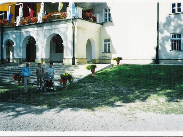 obecnie istniejący kościół został wzniesiony w latach 1770-75, pochodzi z fundacji Szczepana Józefa Dwernickiego. Pierwotny zespół spłonął. Słynący łaskami obra