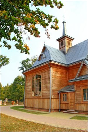 Drewniany kościół parafialny p.w. Matki Boskiej Śnieżnej , zbudowany w 1919 roku wg. projektu inż.arch. Kazimierza Osińskiego.
