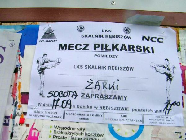 tablica ogłoszeń informowało o meczu piłki nożnej Skalnik Rębiszów  WKS Żarki Średnie w chłodzie i siarczystym deszczu wygrali goście cudem