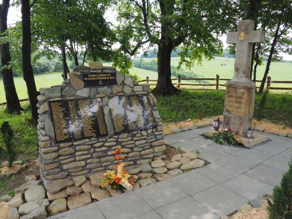 kurhan - w którym spoczywają ofiary epidemii cholery z 1831r., dzięki Iwonickiemu Stowarzyszeniu "Ocalić od zapomnienia" w 2016r. wiosną  został uporządkowany i