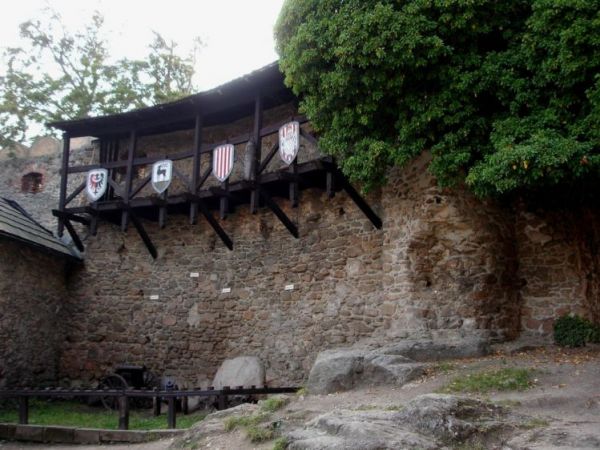 Zamek Chojnik (Jelenia Góra-Sobieszów) – zbudowany w 1364. W 1392 r. zamek otrzymuje od księżnej Agnieszki  (z piastowskiej linii świdnicko-jaworskiej) ry