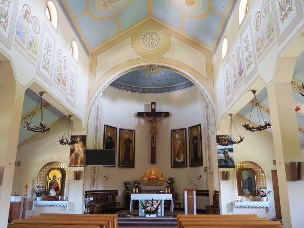 ołtarz główny - z nawy kościoła, żyrandole boczne wykonane z poroży jeleni.