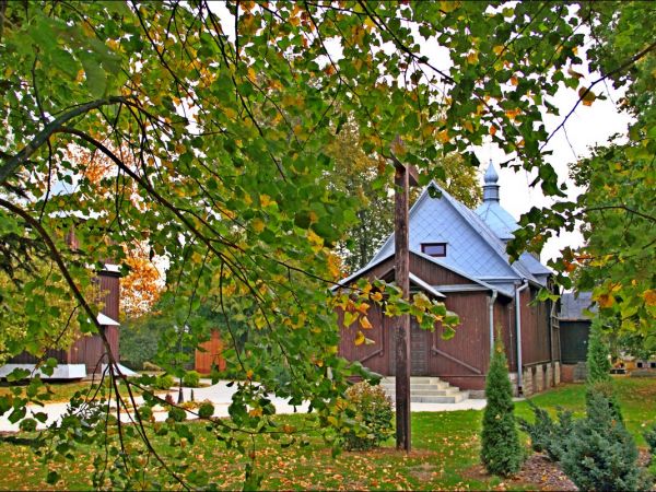 Dawna drewniana cerkiew greckokatolicka pw. Opieki Najświętszej Maryi Panny (od 1979 roku kościół rzymskokatolicki pw. Najświętszego Serca Pana Jezusa), wzniesi