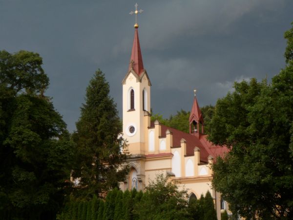 piękna i wyrazista prezentacja bryły i wież kościoła na tle nieba - tuż przed burzą.