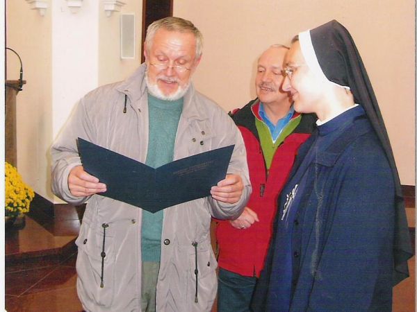 w kaplicy Domu Generalnego Sióstr Służebniczek - z siostrą / przewodniczką po ekspozycjach etnograficznych, kościelnych i przyrodniczych, pochodzących z misji p