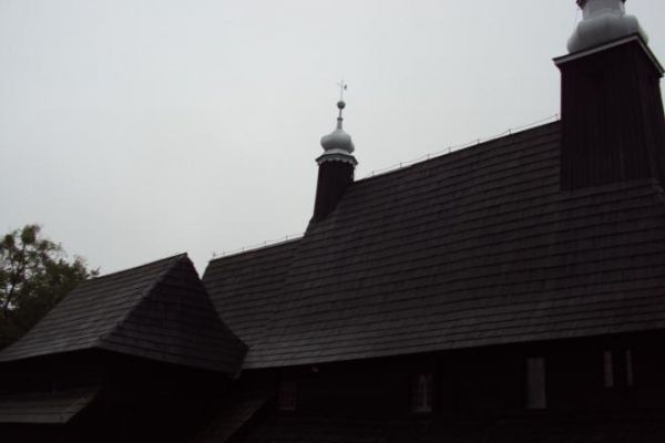 była kapliczka - tam, gdzie dziś prezbiterium a za ołtarzem sosna - zapraszam do galerii - a rzesze pielgrzymów napływających rokrocznie nie tylko ze Śląska, al