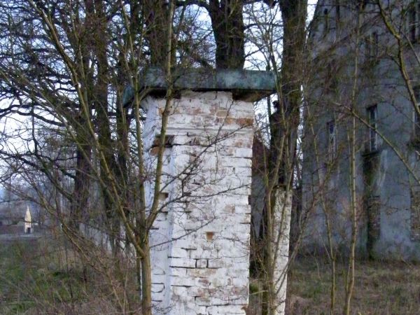 niby nic  fragment bramy której nie ma