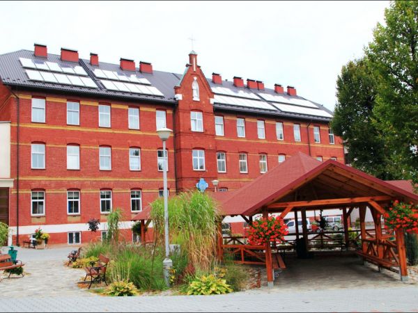 Klasztor Saletynów i Sanktuarium Matki Bożej z La Salette - Płaczącej  w Dębowcu  .  W kościele ukoronowana jest Matka Boża Saletyńska, która spełnia prośby lud