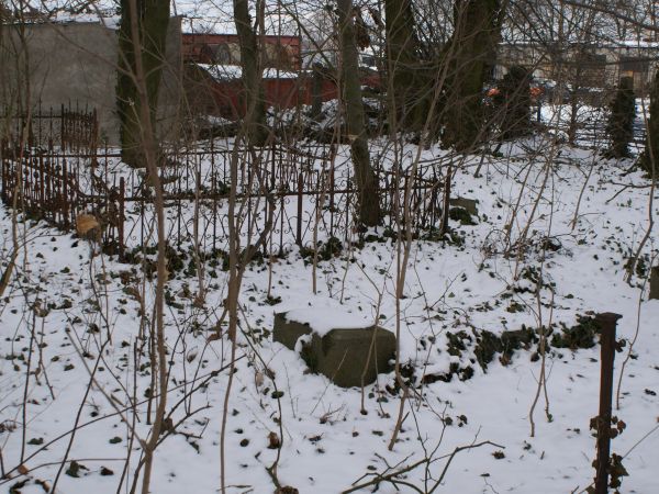 Pozostałości nagrobków na cmentarzu ewangielickim