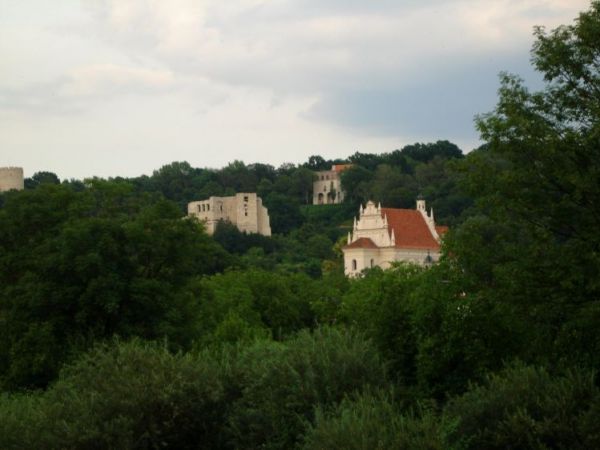 Widok z Nadwislanskiego Bulwaru. Od lewej - baszta, ruiny zamku, dom Pruszkowskiego, kosciol farny.