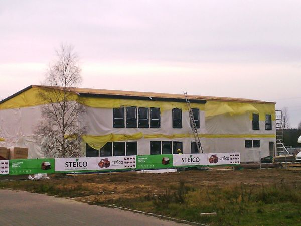 Tego budynku nikt spoza mieszkańców Czarnej Wody (może tylko przejezdni), nie widział. Trochę wcześniej dodałem zdjęcia placu budowy, a dzisiaj już obiekt prawi