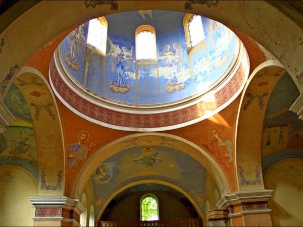 Murowana cerkiew p.w. Opieki NMP . Zbudowana w 1913 r. Wewnątrz cenna polichromia. W latach 1947-71 - magazyn. Obecnie opuszczona i zaniedbana.