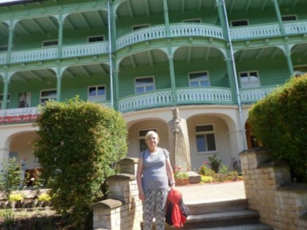 przed budynkiem głównym Klasztoru Sióstr Nazaretanek - tu osadzony został internowany Prymas Wyszyński - n/z przy pomniku kardynała. Pomnik Prymasa Tysiąclecia,