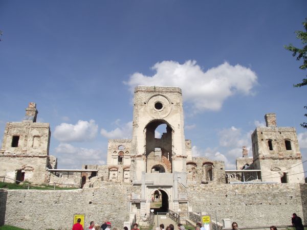 Wejście do zamku prowadzi przez wieżę wjazdową i portal z czarnego marmuru. Po obu jego stronach płaskorzeźby przedstawiające krzyż i topór. Krzyż to wyznanie w