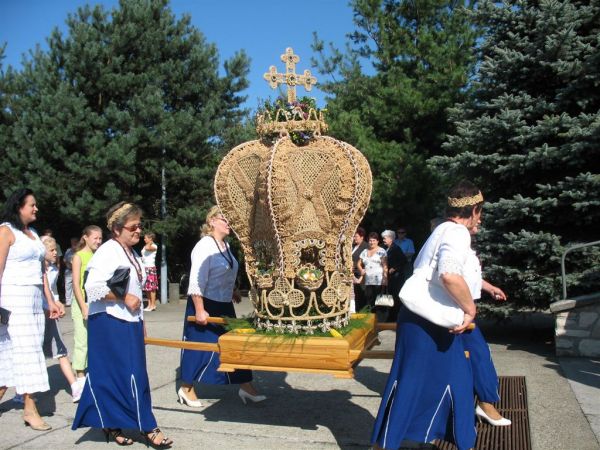 Tradycyjnie, w ostatnią niedzielę sierpnia Mieszkańcy Żywocic świętują dożynki, dziękując Bogu za zebrany plon. Korona dożynkowa 2009 roku