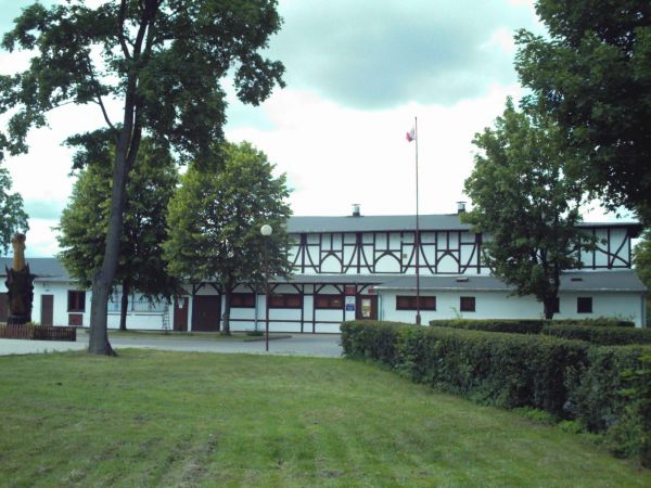 Dawna gospoda wiejska,następnie Dom Ludowy,
obecnie siedziba Gminnego Centrum Kultury.