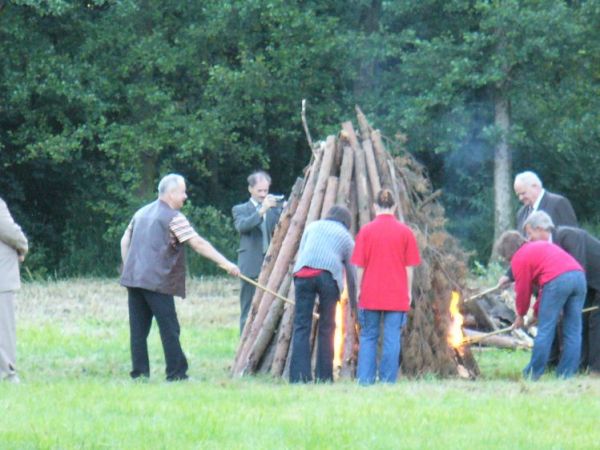 Zapalenie ogniska na festynie Nocy Świętojańskiej