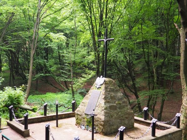 Las Grabiński - Miejsce Pamięci Narodowej - obelisk ku pamięci pomordowanych 24 lipca 1944r. - widoczny jar był miejscem gdzie hitlerowcy rozstrzelali 72 mężczy