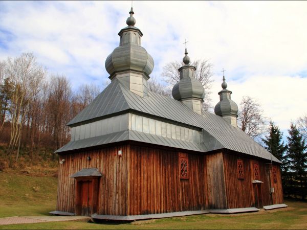 Cerkiew greckokatolicka p.w. Michała Archanioła - wzniesiona w 1843 r. w Brzeżawie .  Obecnie kościół rzymskokatolicki pw. Św. Michała Archanioła.