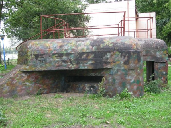 Schron nr 7. Tradytor dwustronny. Położony jest na terenie ośrodka PTTK w Żninie, na wprost bramy (na północ od miejscowości Rydlewo). Widok od strony zachodnie