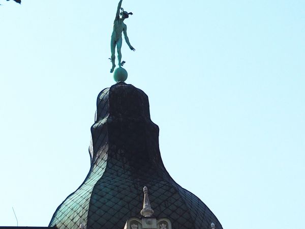 zwieńczenie kopuły na zabytkowej kamienicy.