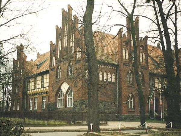 Grodzisk Wielkopolski-ul.Żwirki i Wigury, Starostwo Powiatowe, neogotyckie z 1905 r.