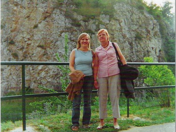 w rezerwacie geologicznym "Kadzielnia", w dawnym kamieniołomie wapienia, z fragmentami odsłoniętych jaskiń i nowo wybudowanym /lata 70-te XX wieku/ amfiteatrem