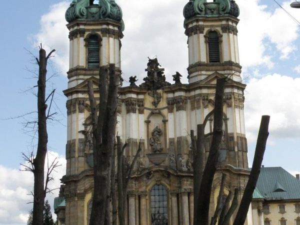 Klasztor z 1242 roku. Po przebudowach stal sie perla baroku. Przez setki lat opactwo Cystersow. W 1946 r. osiedlily sie tu SS Benedyktynki ze Lwowa.
http://krz