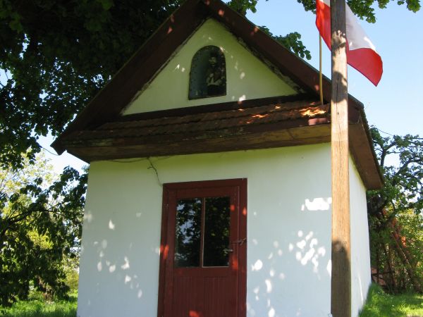 kapliczka domkowa, mszalna - do kościołów daleko było a w różne pory roku trudno było do nich dotrzeć a trzeba było np. pogrzeb sprawić i na miejscowym cmentarz