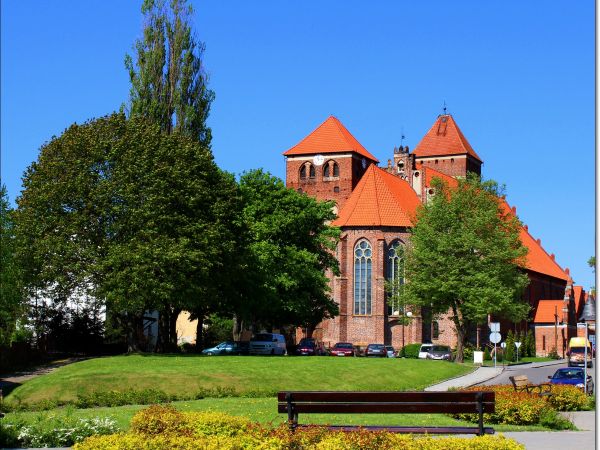 BAZYLIKA ŚW. JERZEGO W KĘTRZYNIE WIDOK OD STRONY PREZBITERIUM