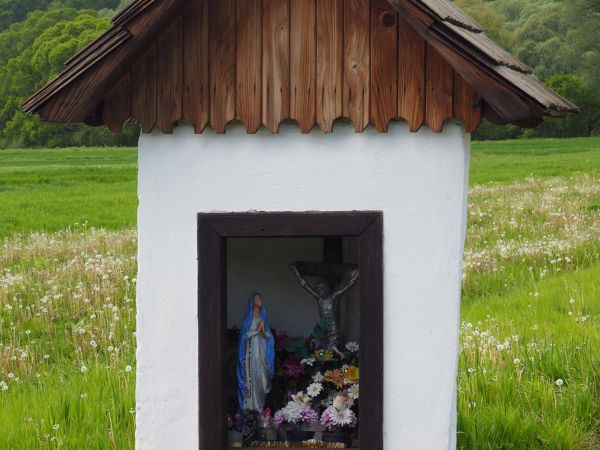 kapliczki i krzyże przydrożne stawiano też dla upamiętnienia nagłej śmierci - kiedy człowiek zginął tragiczną śmiercią w wypadku, w wyniku zabójstwa lub ataku n