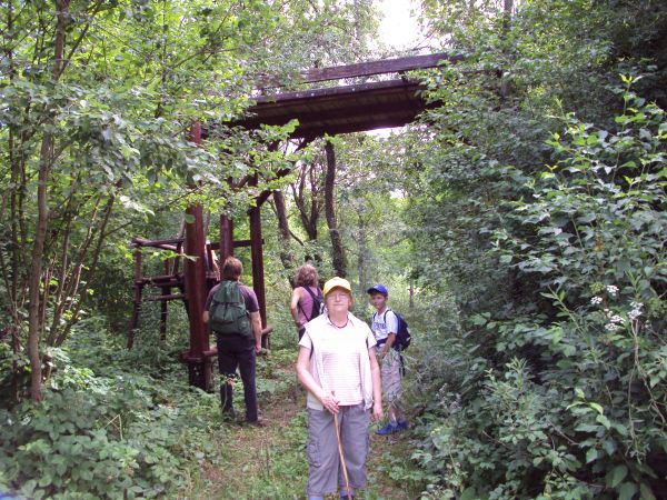 w górze doliny bezimiennego potoku istniała niegdyś duża wieś, dziś pozostały tylko nikłe ślady, zdziczałe drzewa owocowe i resztki nagrobków na cmentarzu.