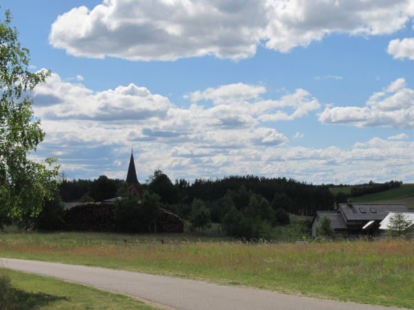 Widoki na fragment wsi spod cmentarza parafialnego