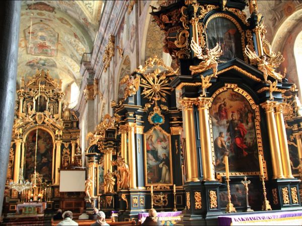 Bazylika Zwiastowania NMP w Leżajsku – wzniesiona w miejscu, gdzie według tradycji ukazała się w 1590 roku Tomaszowi Michałce Matka Boska. Sprawują nad nią opie