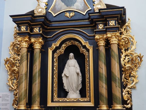 ołtarz boczny - z 1864r., architektoniczny, po prawej stronie nawy, wykonany przez Małachowskiego - snycerza z Mrzygłodu.