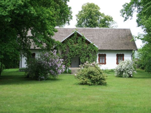 Dwór w pobliskiej Dołędze (parafia Zaborów)