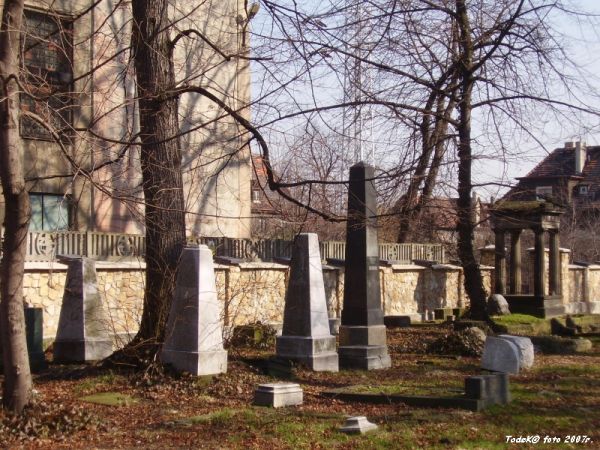 Cmentarz położony w bok od ul. Robotniczej i skweru (teraz zwanego Kalide). Tu pochowani BUDOWNICZOWIE przemysłu metalurgicznego XIX w na Śląsku. Po 1945 zdewas