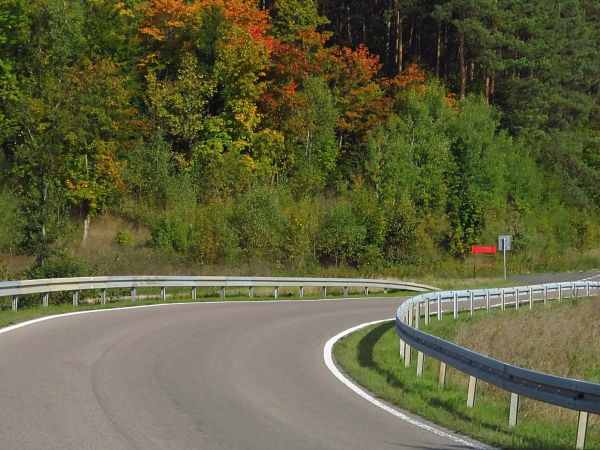 Łuk na drodze do Borzechowa z Osowa Leśnego za mostem nad Wdą